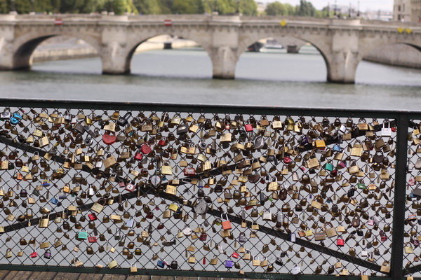 khóa tình yêu trên cây cầu Pont des arts
