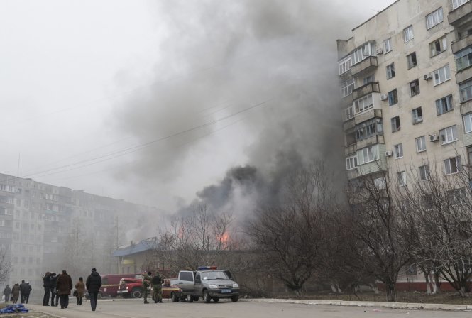 Một khu dân cư ở Mariupol trúng tên lửa - Ảnh: nbcnews.com