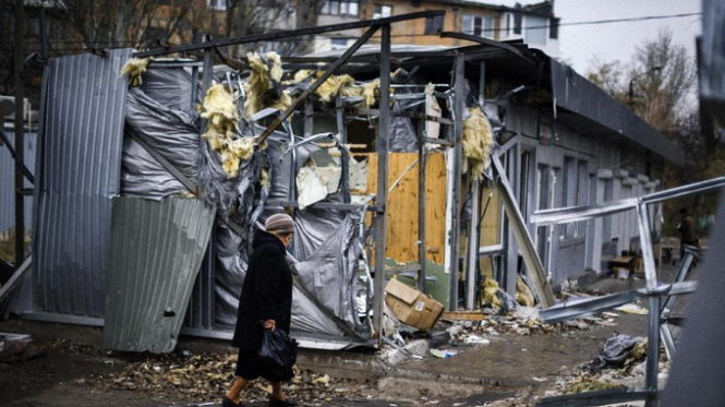 Các cửa hàng bị tàn phá tại Kuybeshevski, Donetsk - Ảnh: AFP