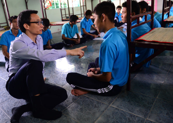 Phó thủ tướng Vũ Đức Đam (trái) thăm hỏi các bệnh nhân đang sinh hoạt tại Trung tâm giáo dục dạy nghề và giải quyết việc Nhị Xuân (H.Hóc Môn, TP.HCM) sáng 28-1 - Ảnh: Quang Định