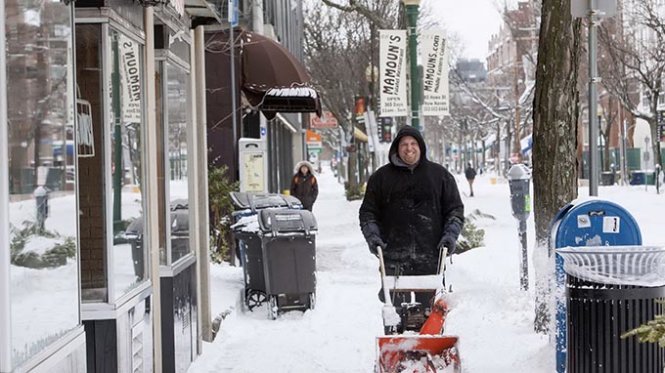 Đường phố thành phố New Haven ở Connecticut trắng xóa vì tuyết - Ảnh: Reuters