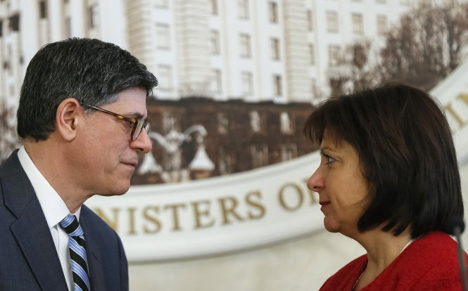 Bộ trưởng Tài chính Mỹ Jack Lew và người đồng cấp Ukraine Natalia Yaresko - Ảnh: Reuters 