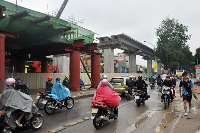 Dự án đường sắt Cát Linh - Hà Đông đang có nhiều đoạn thi công dầm và nhà ga trên cao - Ảnh: Quang Thế