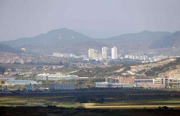 Khu công nghiệp Kaesong nhìn từ xa - Ảnh: Reuters