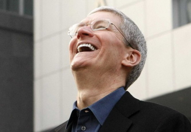 Giám đốc điều hành Apple Tim Cook hào hứng với hai kỷ lục mới với sự góp sức của iPhone - Ảnh: Reuters