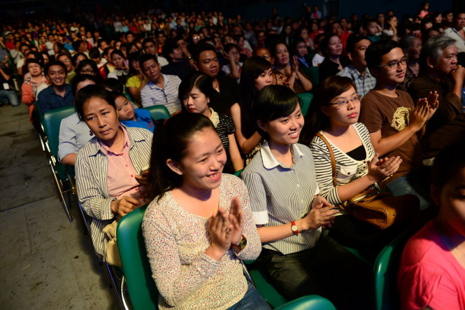 Hàng ngàn khán giả xem lễ trao giải Cù nèo vàng 2014 tại sân khấu Lân Anh, Q.10, TP.HCM tối 30-1 - Ảnh: Quang Định