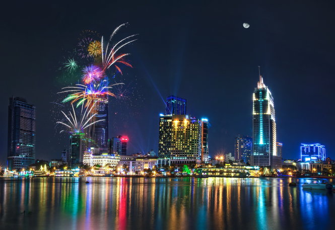 Cúp bạc 1: pháo hoa Bitexco mừng đón năm mới 2015 - Ảnh: Huỳnh Trung