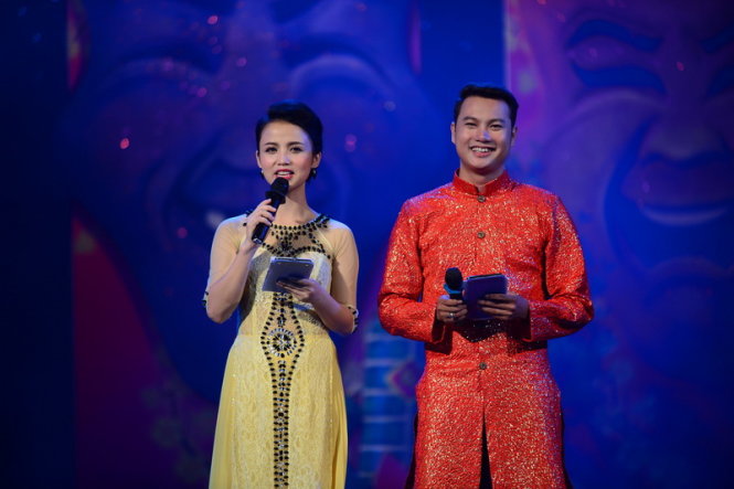 Hai MC Đào Duy và Thanh Giang trong lễ trao giải Cù nèo vàng 2014 tại sân khấu Lân Anh, Q.10, TP.HCM tối 30-1 - Ảnh: Quang Định