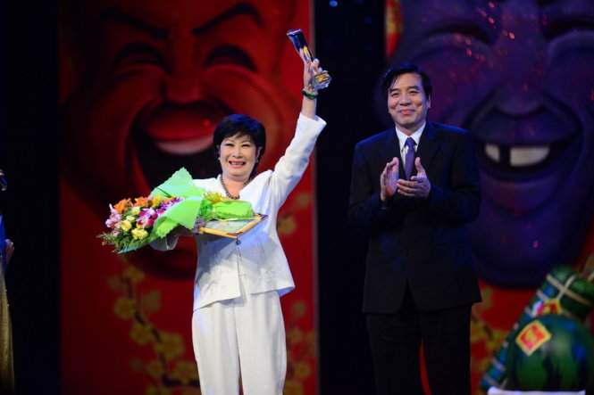 Đạo diễn Kim Phương đoạt giải đạo diễn xuất sắc với vở “Vợ là tất cả” trong lễ trao giải Cù nèo vàng 2014 tại sân khấu Lân Anh, Q.10, TP.HCM tối 30-1 - Ảnh: Quang Định