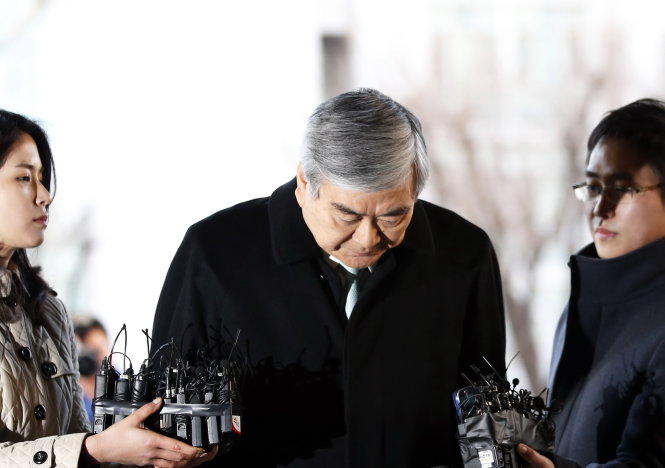 Chủ tịch Korean Air cúi đầu khi đến tòa án để đưa lời khai về vụ bê bối của con gái - Ảnh: Reuters