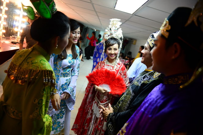 Các nghệ sĩ hóa trang chuẩn bị biểu diễn lễ trao giải Cù nèo vàng 2014 tại sân khấu Lân Anh, Q.10, TP.HCM tối 30-1 - Ảnh: Quang Định
