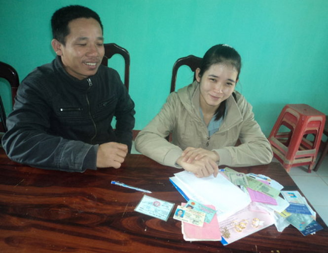 Niềm vui suớng của vợ chồng anh Hồ Minh Đức – Trần Thị Ngọc Loan khi nhận lại tài sản bị mất