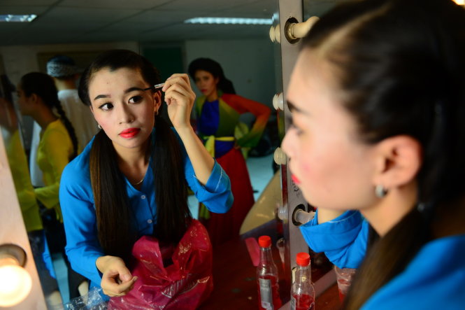 Bạn Kim Minh hóa trang chuẩn bị biểu diễn lễ trao giải Cù nèo vàng 2014 tại sân khấu Lân Anh, Q.10, TP.HCM tối 30-1 - Ảnh: Quang Định