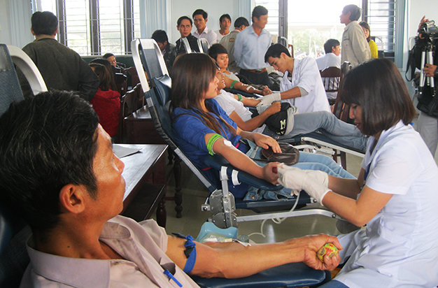 Những nông dân của làng Tân Xuân Lai sẵn sàng hiến máu bất cứ lúc nào - Ảnh: Duy Tình