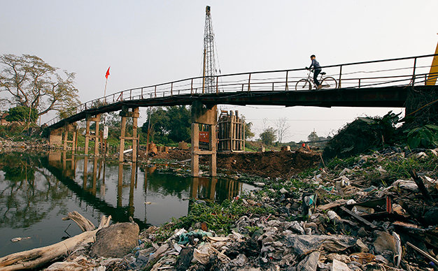 Người dân làng Thống Nhất (Hà Nội) sử dụng nước sinh hoạt chủ yếu từ nguồn giếng khoan, tuy nhiên nguồn nước không được đảm bảo do nước sông Nhuệ chạy quanh làng bị nhiễm asen rất cao - Ảnh: Nguyễn Khánh