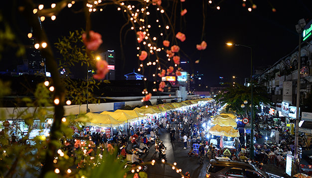 Đúng 19g, chợ đêm Bến Thành hiện lên lung linh, đông đảo du khách nước ngoài tản bộ mua sắm