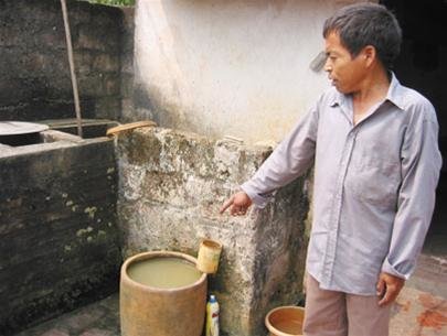 Nhiều năm nay, gia đình ông Nguyễn Văn Tu vẫn phải sử dụng nguồn nước nhiễm độc - Ảnh: L.Tú