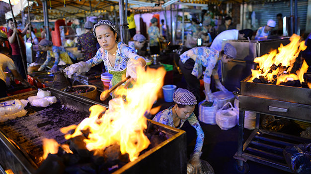 Quán ăn Hai Lúa với hàng chục bàn ăn nhanh chóng nổi lửa phục vụ những khách hàng đứng chờ ngay từ khi chưa dọn hàng ra bán