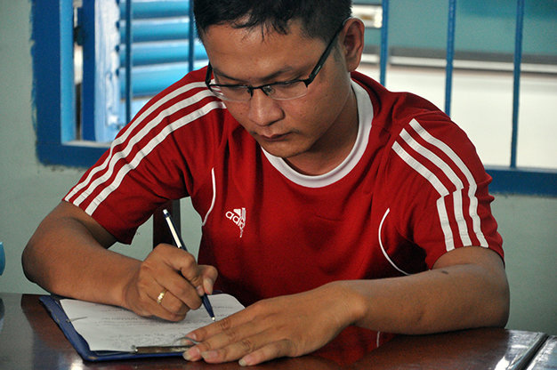 Ông Nguyễn Như Khánh ký vào biên bản làm việc với đoàn kiểm tra chiều 2-2 - Ảnh: Đông Hà