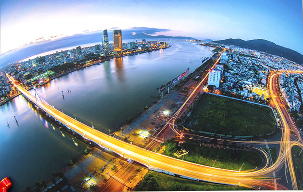 Tác phẩm “Thành phố lên đèn”tác giả Võ Hoàng Vũ giành giải Ba tại cuộc thi - Ảnh: Phan Thành chụp lại.