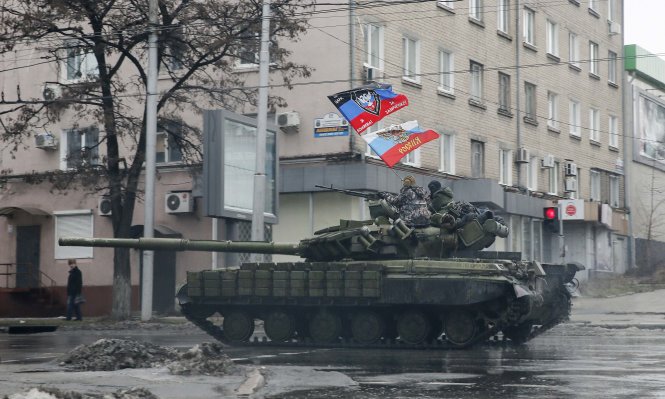 Xe tăng của lực lượng li khai tại Donetsk, miền đông Ukraine ngày 1-2 - Ảnh: Reuters