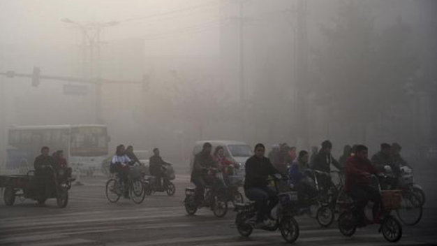 Khói bụi ô nhiễm trên đường phố Hình Đài, Trung Quốc  Ảnh: Reuter