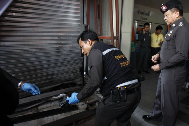 Cảnh sát khám nghiệm hiện trường vụ nổ ở Bangkok - Ảnh: Reuters