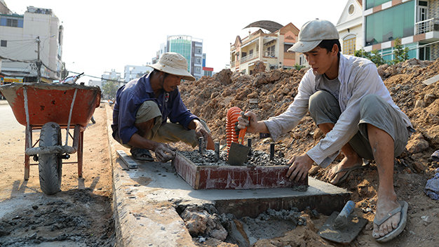 Công nhân hoàn thiện phần hố ga cho đường Phạm Huy Thông (Q.Gò Vấp, TP.HCM) - nơi này lúc trước là “rạch thối” - Ảnh: Hữu Khoa