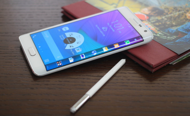 Samsung Galaxy Note Edge, smartphone màn hình uốn cong, kích thước 5,6-inch Quad-HD Viền màn hình ở cạnh cho phép người dùng có thể tạo các trang trí cá nhân riêng, hiển thị các ứng dụng thường xuyên mở hay thông tin thông báo, tin tức, thời tiết... Trong một số ứng dụng riêng như camera hay trò chơi, phần màn hình cong giúp hiển thị thanh công cụ... giúp không gian chính được thoáng đãng - Ảnh: Anh Huy