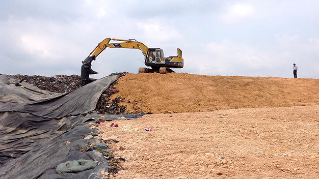 Phủ bạt sau khi chôn lấp rác tại bãi rác Phước Hiệp, huyện Củ Chi, TP.HCM - Ảnh: Quang Khải