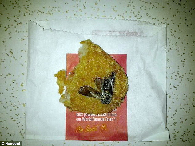 Con gián chết bên trong chiếc bánh của nhà hàng McDonald’s ở Philadelphia Ảnh: Daily Mail