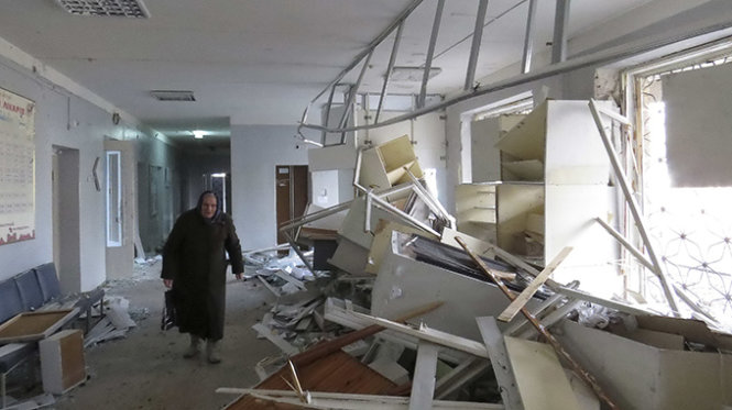 Bệnh viện ở Donetsk bị trúng đạn pháo - Ảnh: Reuters