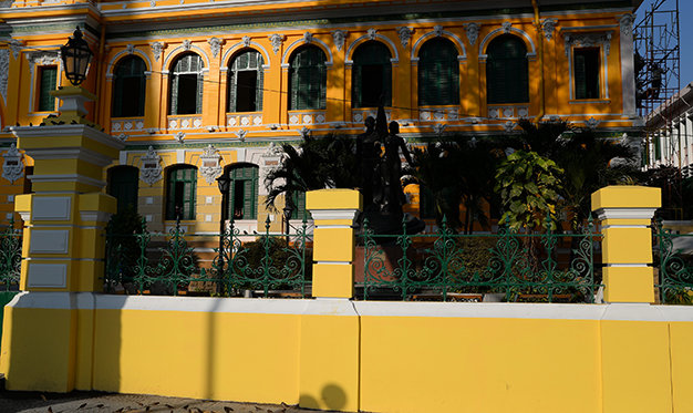 Tường rào Tòa nhà Bưu điện TP.HCM được sơn thử lại màu sơn khác - Ảnh: Hữu Khoa