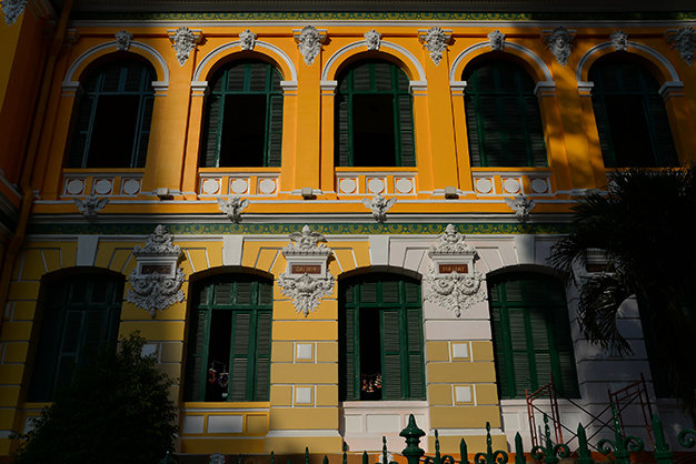 Phía trước (bên phải từ trước nhìn vào) Tòa nhà Bưu điện TP.HCM được sơn thử lại màu sơn khác - Ảnh: Hữu Khoa