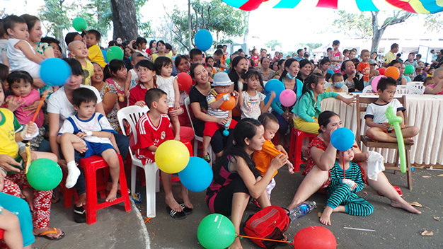 Khán giả bệnh nhi Bệnh viện Nhi Đồng 2 thích thú với sân khấu Xuân yêu thương - Ảnh: Tố Oanh