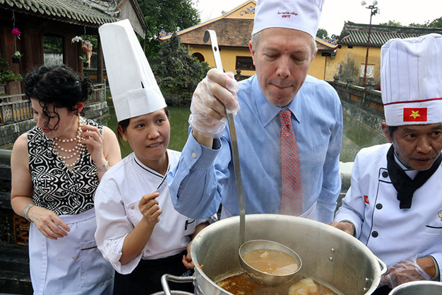 Ngài đại sứ Ted Osius trực tiếp chế biến bún bò - Ảnh: Thái Lộc