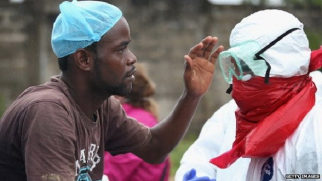 Đội chôn cất người chết do nhiễm Ebola tại Liberia Ảnh: AFP