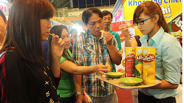 Sinh viên giới thiệu sản phẩm cho doanh nghiệp tại hội chợ thương mại Xuân Ất Mùi (tổ chức ở nhà thi đấu Phú Thọ, TP.HCM) với mức lương 150.000 đồng/ca (8 tiếng) - Ảnh: PhướcTuần
