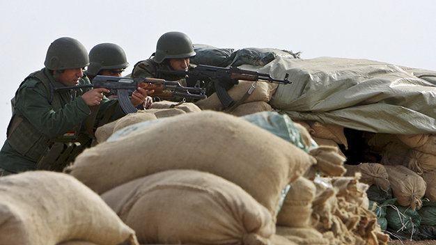 Binh sĩ người Kurd ở Iraq đụng độ với IS tại thành phố Mosul - Ảnh: Reuters