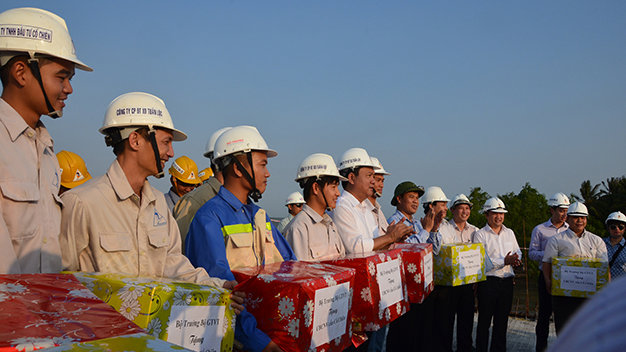 Bộ trưởng Đinh La Thăng trao quà tết cho công nhân