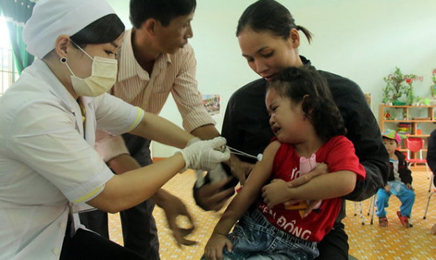 Tiêm vắcxin sởi - rubella cho trẻ tại Trường mẫu giáo Tuổi Thơ (xã Ea Tiêu, Cư Kuin, Đắk Lắk)