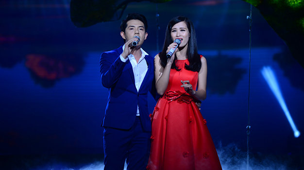 Ca sĩ Đông Nhi và Ông Cao Thắng trình diễn ca khúc Mơ một hạnh phúc trong đêm chung kết cuộc thi Vợ chồng mình hát tối 5-2 - Ảnh: Quang Định