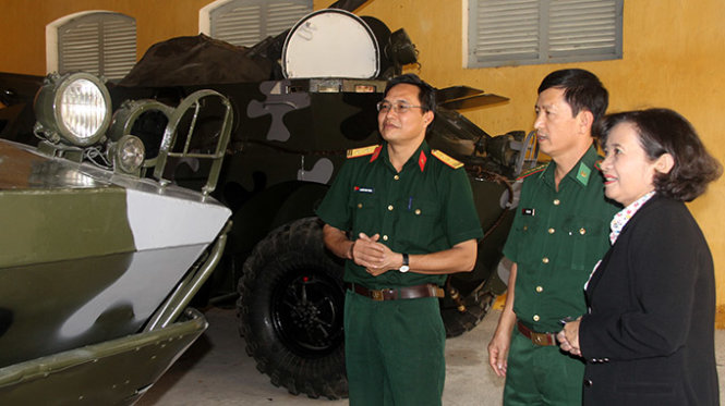 Bà Thân Thị Thư thăm tiểu đoàn thiết giáp thuộc Bộ tư lệnh TP - Ảnh Quang Khải