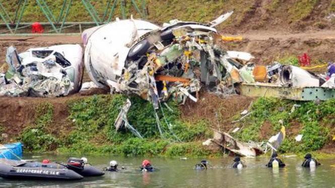 Thợ lặn đang tìm kiếm những hành khách còn mất tích trong tai nạn máy bay số hiệu GE235 của hãng hàng không TransAsia Airway rơi xuống sông Keelung - Ảnh:AFP
