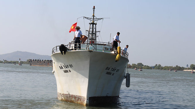 Tàu Đá Tây 01 đưa ngư dân Nguyễn Tiến Trung chuẩn bị vào bờ chiều 6-2 - Ảnh: Trần Mạnh