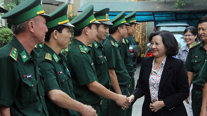 Bà Thân Thị Thư thăm hỏi cán bộ chiến sĩ Biên phòng cửa khẩu cảng TP - Ảnh Quang Khải