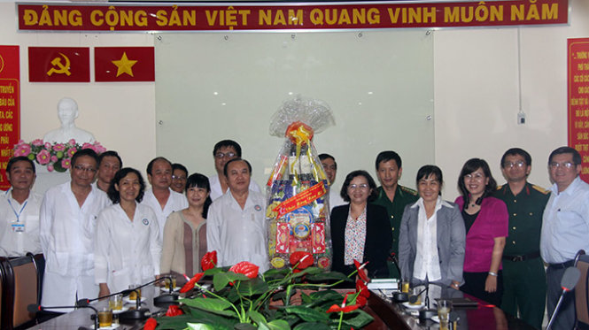 Bà Thân Thị Thư thăm hỏi, chụp ảnh lưu niệm với cán bộ, bác sĩ bệnh viện Phạm Ngọc Thạch - Ảnh Quang Khải