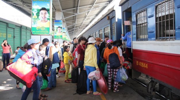 Hành khách lên tàu tại ga Sài Gòn - Ảnh: TTO