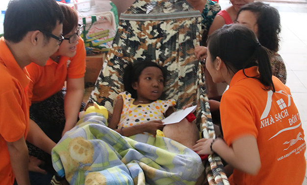 Nhóm sinh viên trao tiền quà cho em Nguyễn Xuân Nha (15 tuổi) bị bệnh suy thận đang điều trị tại Bệnh viện Nhi Đồng 2 (TP.HCM)