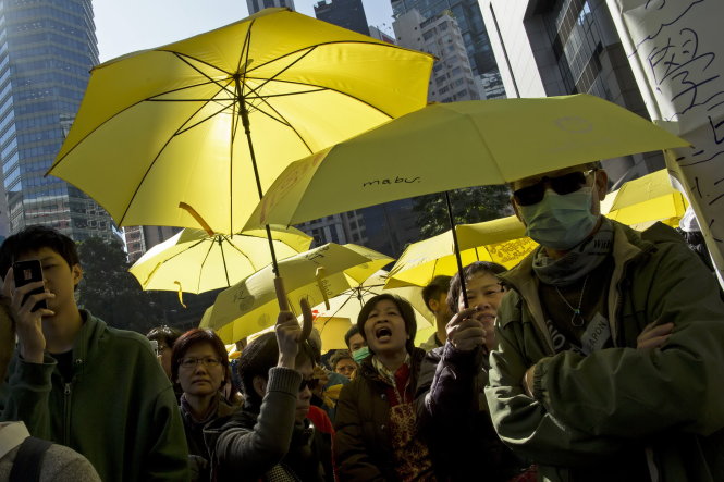 Một cuộc biểu tình của người dân Hong Kong đòi bầu cử tự do. Đây là lần đầu tiên cảnh sát Hong Kong dùng hơi cay đối  phó với người biểu tình kể từ năm ngoái - Ảnh: Reuters